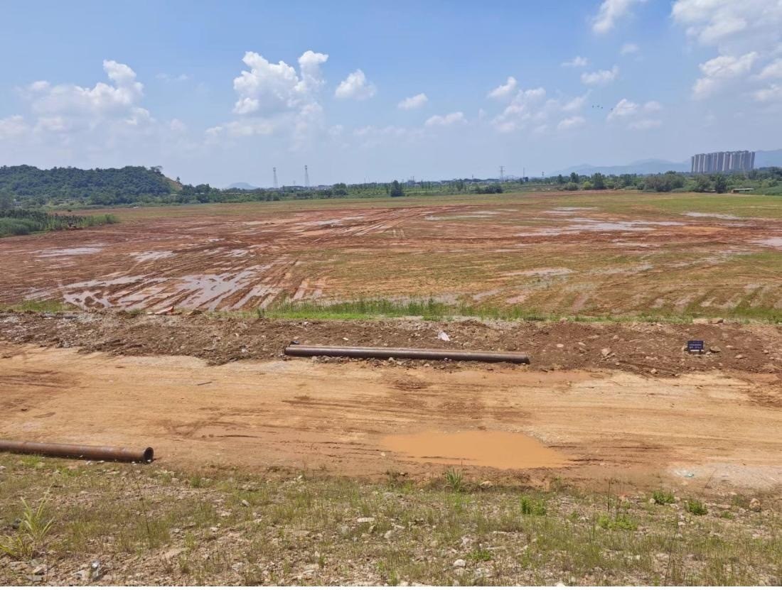 污染控制工程區(qū)域土地已被平整。 人民網(wǎng)記者 黃鈺攝