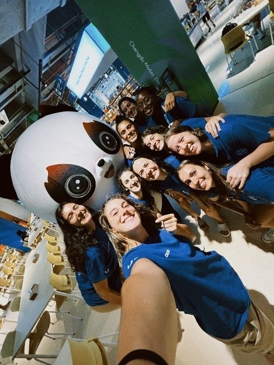 葡萄牙女籃隊員在成都大運村自拍。 受訪者供圖