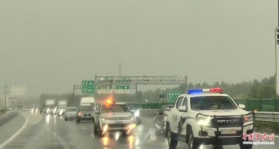 8月2日，京港澳高速，高速交警涿州大隊(duì)警車帶道引導(dǎo)救援物資車隊(duì)進(jìn)入涿州災(zāi)區(qū)。