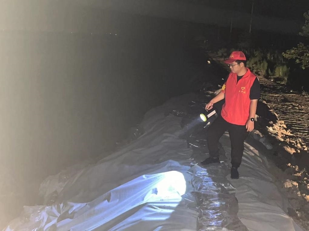 太平鎮(zhèn)干部晚上巡查南小埝。（采訪(fǎng)對(duì)象供圖）