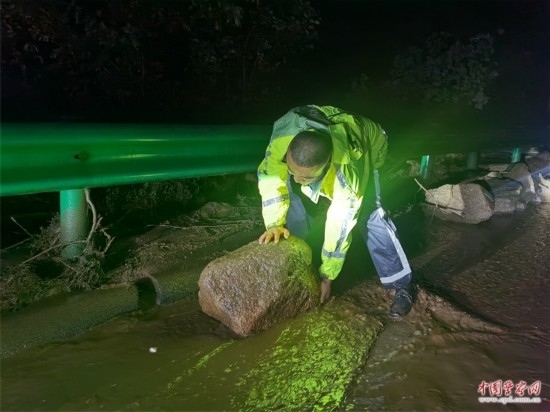 7月31日，張涿高速，高速交警涿鹿大隊(duì)民警清理山體滑坡路面落石。