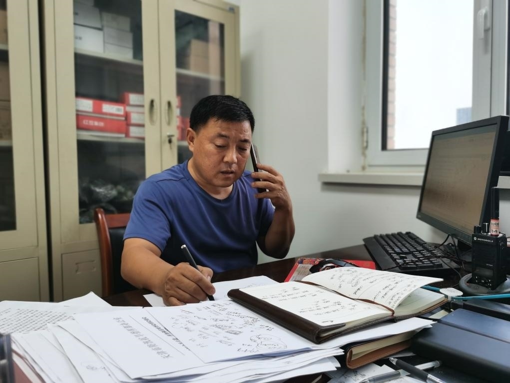 曾田榮正在辦公室內(nèi)工作。新華社記者 孫凡越 攝