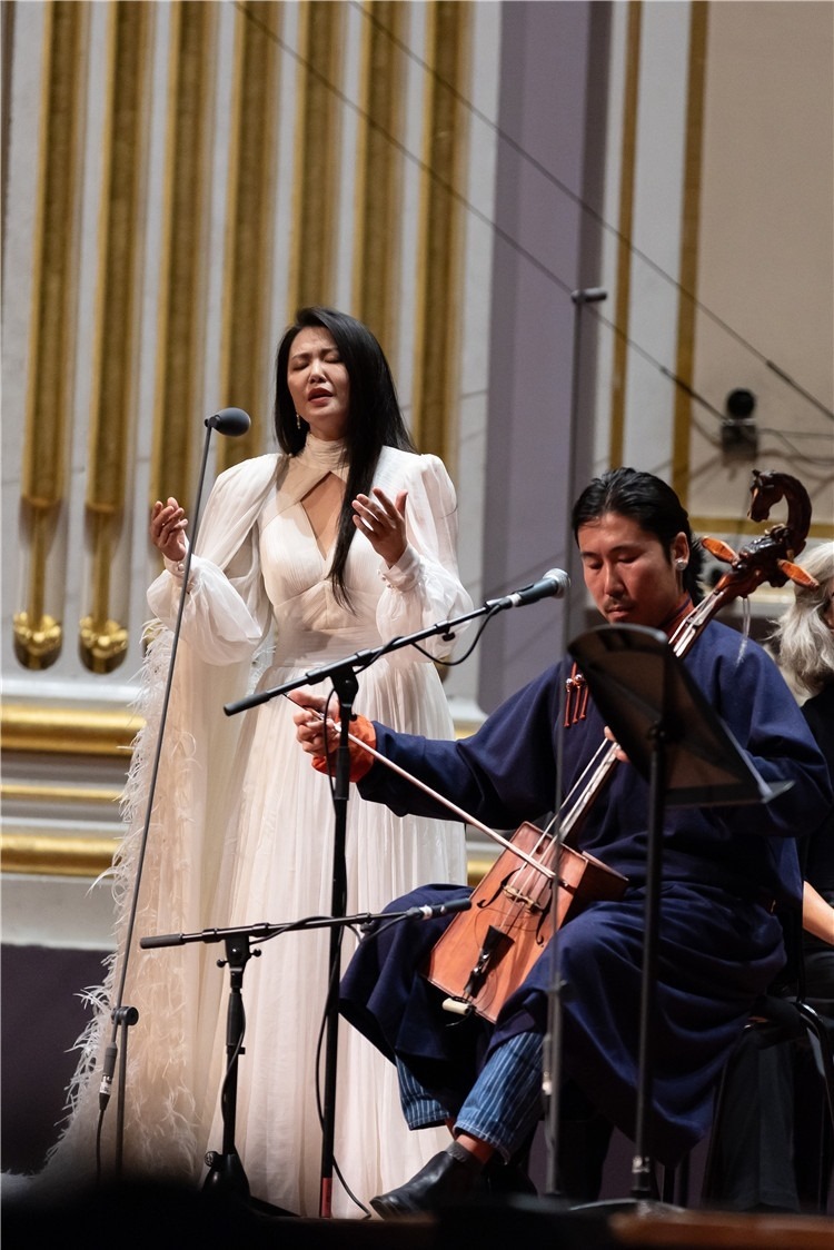 圖片說(shuō)明： 8月5日，2023愛(ài)丁堡國(guó)際藝術(shù)節(jié)開(kāi)幕式音樂(lè)會(huì)《慈悲頌》的演出現(xiàn)場(chǎng)。藝術(shù)節(jié)組委會(huì)供圖