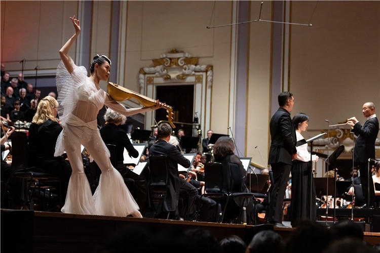 圖8月5日，2023愛(ài)丁堡國(guó)際藝術(shù)節(jié)開(kāi)幕式音樂(lè)會(huì)《慈悲頌》的演出現(xiàn)場(chǎng)。藝術(shù)節(jié)組委會(huì)供圖