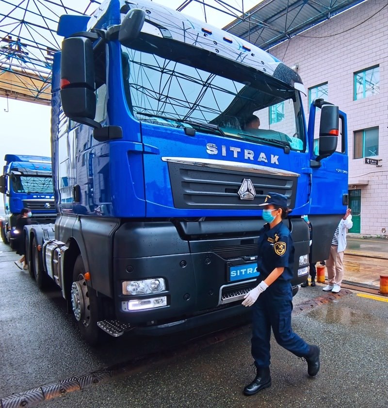 關(guān)員正在對(duì)出口車輛進(jìn)行登臨檢查。人民網(wǎng)記者 栗翹楚攝