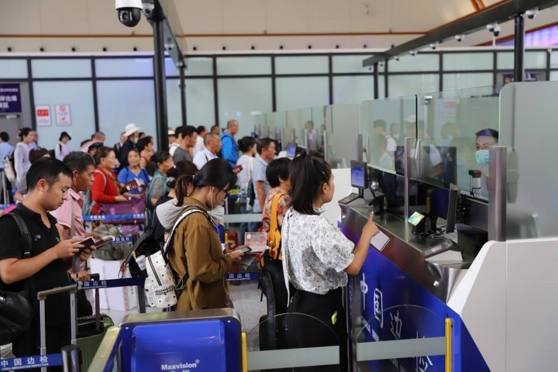 出境旅客在辦理通關(guān)手續(xù)。人民網(wǎng)記者 李發(fā)興攝