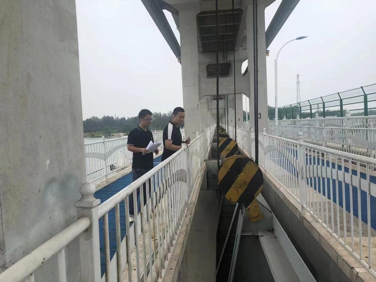 海委海河下游管理局獨(dú)流減河進(jìn)洪閘管理處工作人員檢查水閘閘門啟閉機(jī)。受訪者供圖