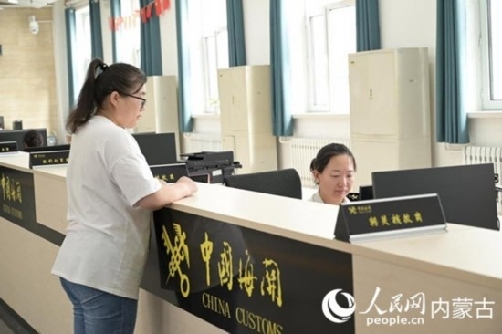 代理報關(guān)企業(yè)正在滿洲里車站海關(guān)綜合服務(wù)大廳辦理業(yè)務(wù)。人民網(wǎng) 寇雅楠攝