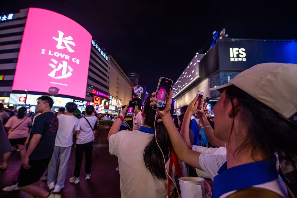  游客在長沙市天心區(qū)黃興路步行街打卡、拍照（6月7日攝）。新華社記者 陳思汗 攝