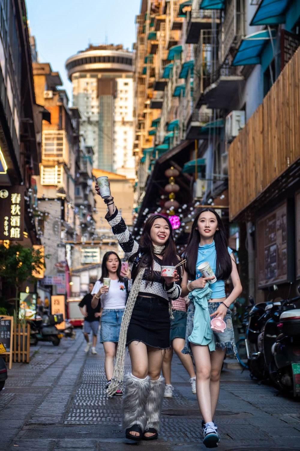 游客在長沙市天心區(qū)太平老街游玩（6月7日攝）。新華社記者 陳思汗 攝