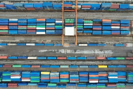 在廣州東部公鐵聯(lián)運(yùn)樞紐（增城西站），工作人員在進(jìn)行集裝箱轉(zhuǎn)運(yùn)工作。廣州交通投資集團(tuán)有限公司供圖