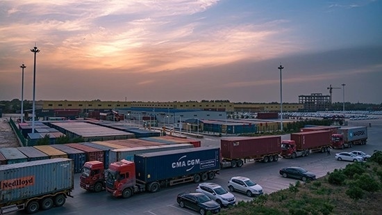 石家莊國際陸港內(nèi)整裝待發(fā)的集裝箱。 石家莊國際陸港供圖