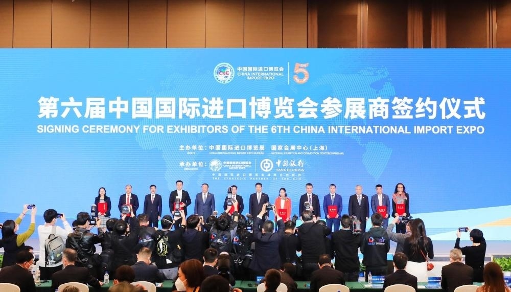 2022年11月6日，2022年中國(guó)國(guó)際進(jìn)口博覽會(huì)參展商聯(lián)盟大會(huì)在上海舉行。這是在大會(huì)期間進(jìn)行的第六屆進(jìn)博會(huì)參展商簽約儀式。新華社記者 方喆 攝