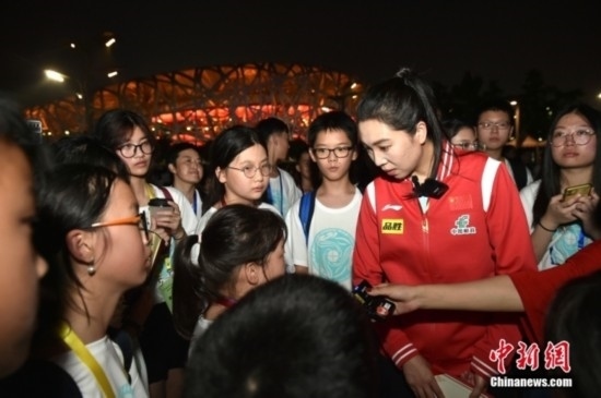 圖為小學(xué)員向李曉霞分享自己運(yùn)動(dòng)經(jīng)歷。<a target='_blank' href='/' ><p align=