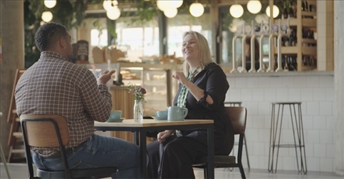 凱茜·瑪格與手語(yǔ)教學(xué)者交流。帕特里克·謝德-西蒙茲攝