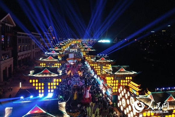 廣西南寧市良慶區(qū)的“南寧之夜”街區(qū)燈火璀璨。人民網(wǎng) 王勇攝