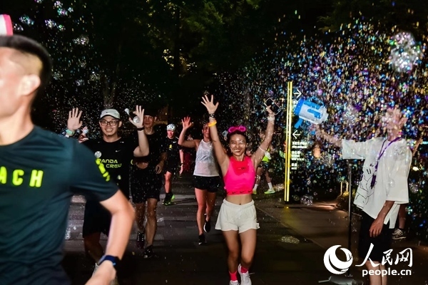 運動愛好者參加上海外灘楓徑NIKE熒光跑。圖片由BFC外灘金融中心提供