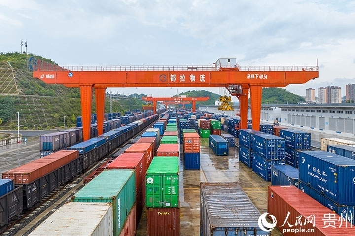 裝滿貨物的集裝箱整齊排列在貴陽國際陸港。人民網(wǎng)記者 涂敏攝