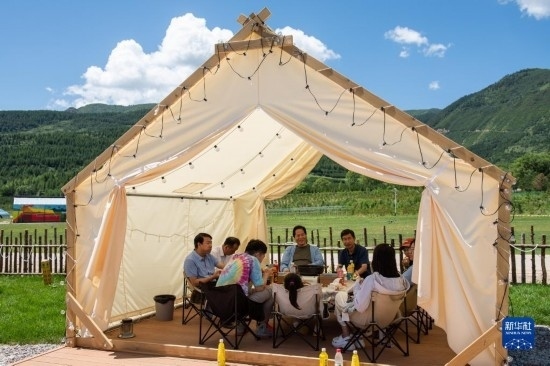 8月12日，游客在寧夏固原市涇源縣大灣鄉(xiāng)楊嶺村品嘗當(dāng)?shù)孛朗场Ｐ氯A社記者 李旭倫 攝