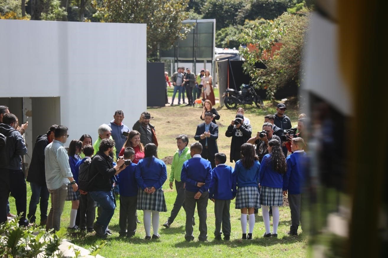 波哥大市長(zhǎng)克勞迪婭·洛佩茲與參加活動(dòng)的學(xué)生代表交流。中國(guó)港灣波哥大地鐵一號(hào)線項(xiàng)目供圖