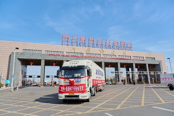 2023年2月20日，鄭州—莫斯科TIR運(yùn)輸首發(fā)車輛駛出鄭州新鄭綜合保稅區(qū)。新鄭海關(guān)供圖