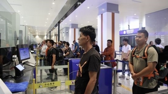 6月13日，乘坐中老鐵路國際旅客列車的旅客在磨憨邊檢大廳排隊(duì)候檢。李揚(yáng) 攝