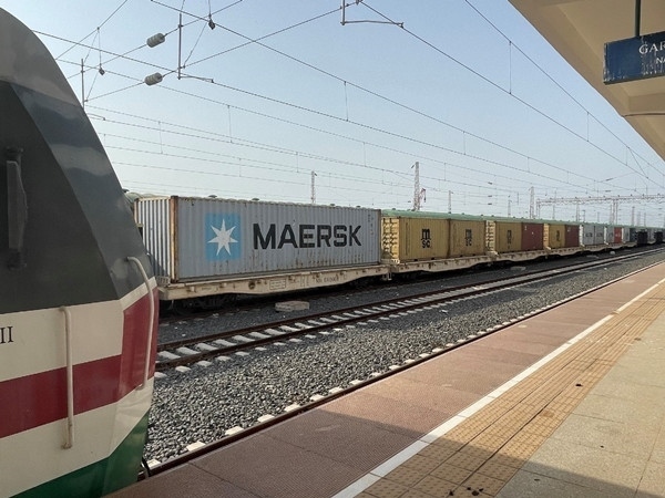 亞吉鐵路吉布提那噶德車站的貨運車廂。人民網記者 趙艷紅攝