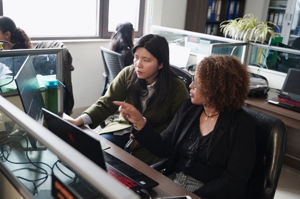 梅德哈妮（右）與中國同事討論設計方案。受訪對象供圖