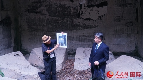 毒氣島歷史研究所事務(wù)局長(zhǎng)山內(nèi)正之在毒氣儲(chǔ)存遺址為大家介紹日軍發(fā)動(dòng)毒氣戰(zhàn)的罪證。人民網(wǎng) 蔣曉辰攝