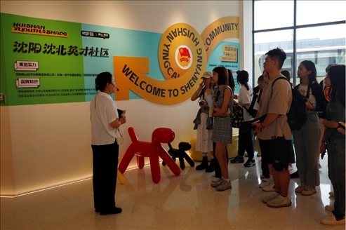 記者團(tuán)在輝山英才社區(qū)采訪。北京外國(guó)語(yǔ)大學(xué) 許青攝