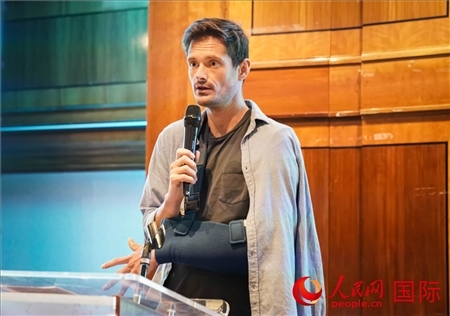 萊昂·麥卡倫分享張家界故事。人民網(wǎng) 郭錦標(biāo)攝