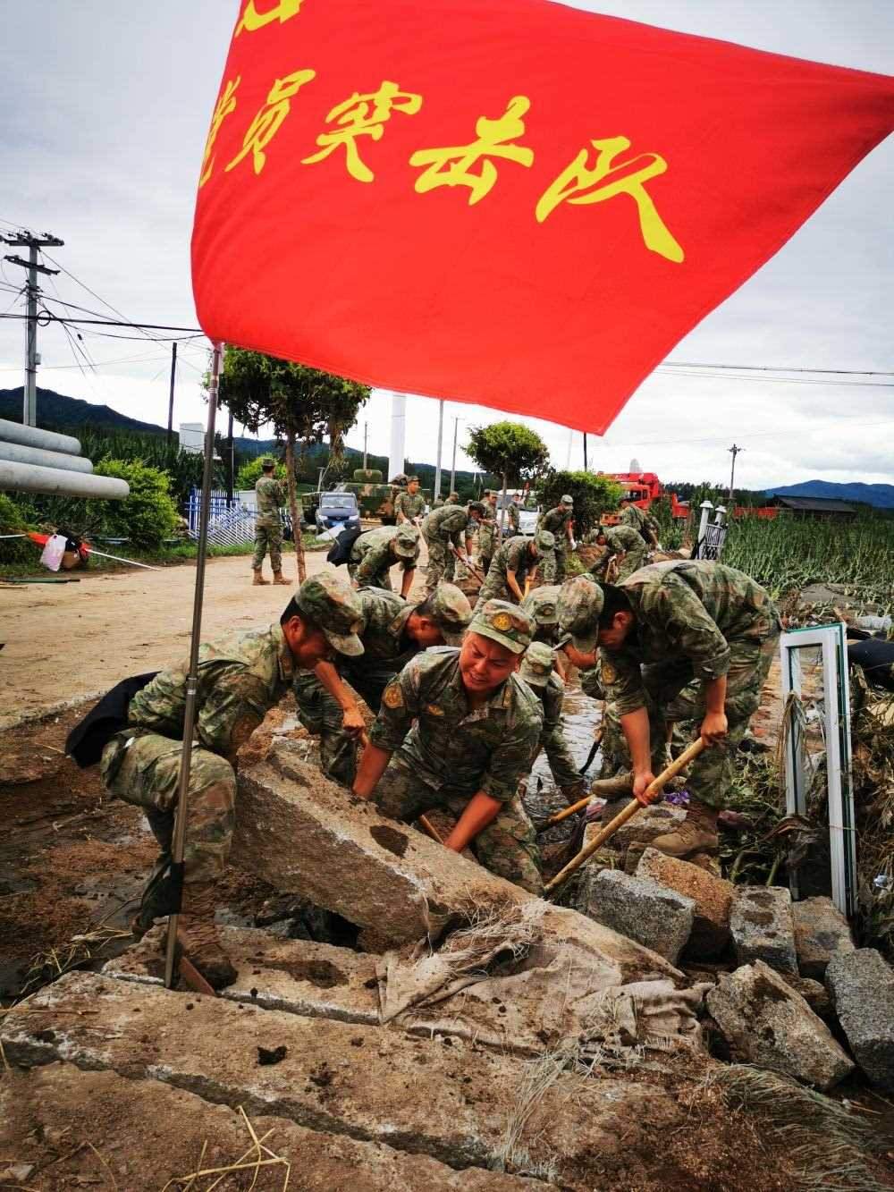 8月7日，陸軍第78集團軍某旅組織黨員突擊隊在吉林舒蘭市七里鄉(xiāng)清理路障。新華社發(fā)（劉洋 攝）