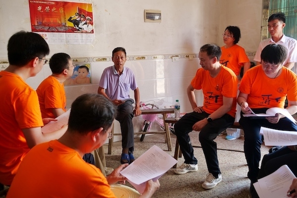 江西上饒“千村調(diào)查”分隊(duì)于余干縣上西源村入戶調(diào)查。校方供圖