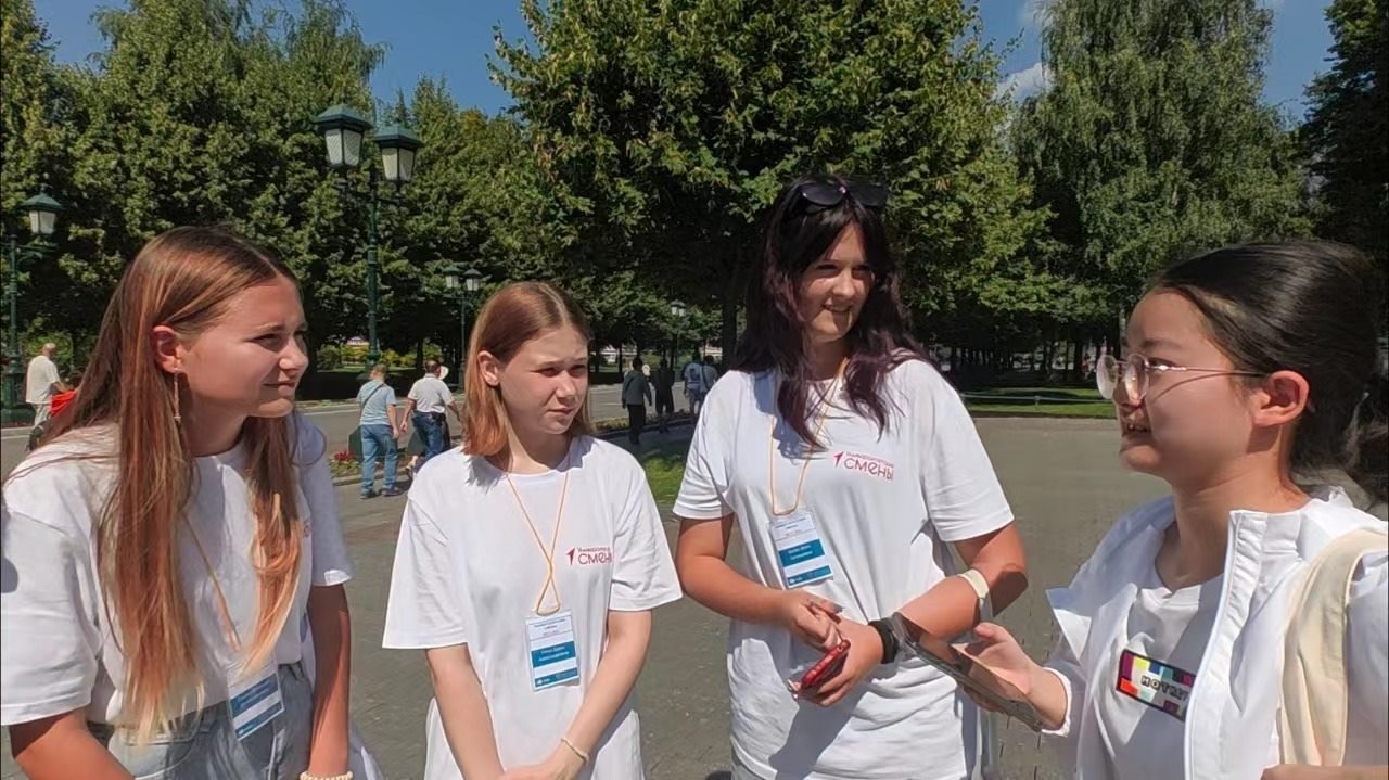 調(diào)研團(tuán)在街頭采訪。北京外國語大學(xué)供圖