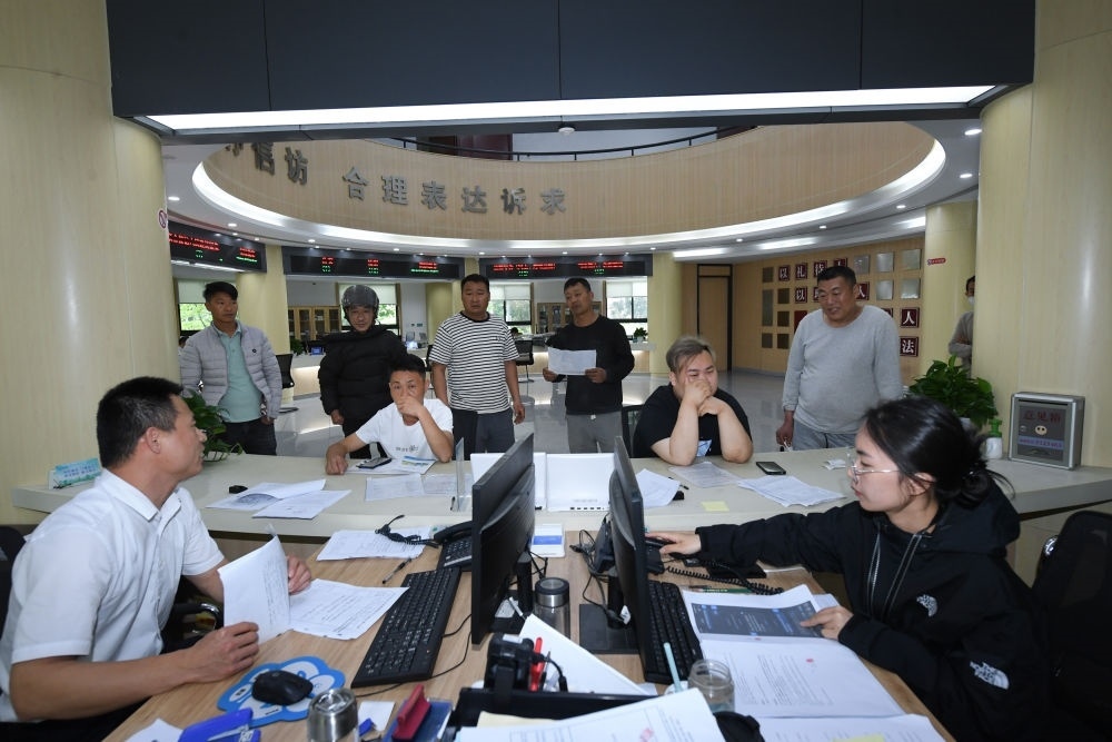 浙江省安吉縣社會(huì)治理中心工作人員在處理群眾信訪訴求（5月8日攝）。新華社記者 翁忻旸 攝