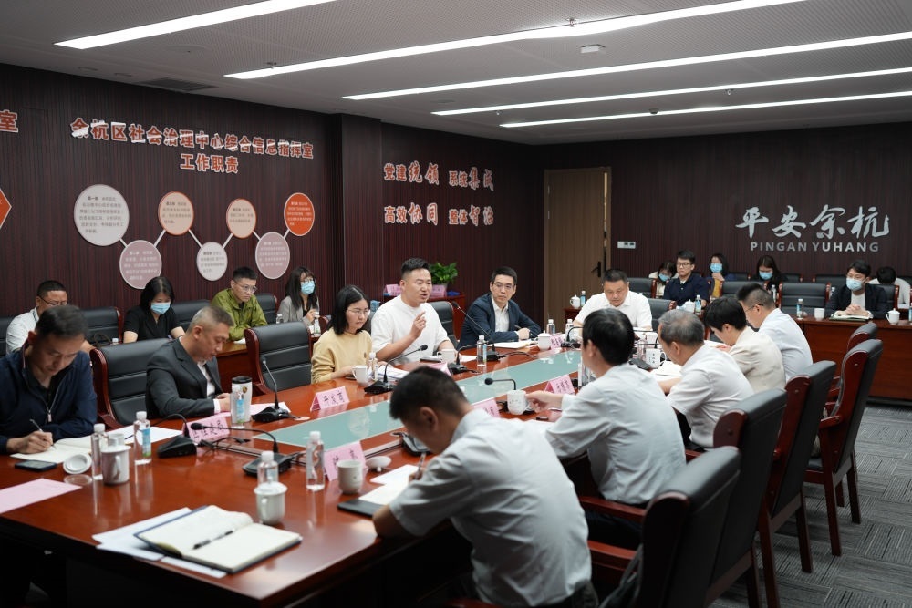 浙江省信訪局領(lǐng)導(dǎo)和相關(guān)領(lǐng)導(dǎo)組成的下訪團(tuán)在杭州市余杭區(qū)社會(huì)治理中心接受群眾上訪（5月25日攝）。新華社記者 翁忻旸 攝