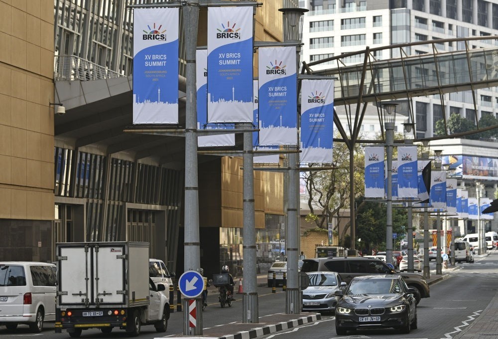 這是8月17日在南非約翰內(nèi)斯堡拍攝的金磚峰會條幅。金磚國家領(lǐng)導(dǎo)人第十五次會晤將于南非約翰內(nèi)斯堡舉行。新華社記者 陳誠 攝