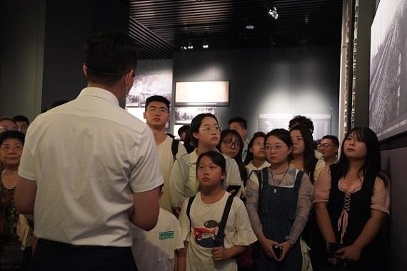 （講解員為記者團同學(xué)們講述歷史。北京舞蹈學(xué)院 全峻汐攝