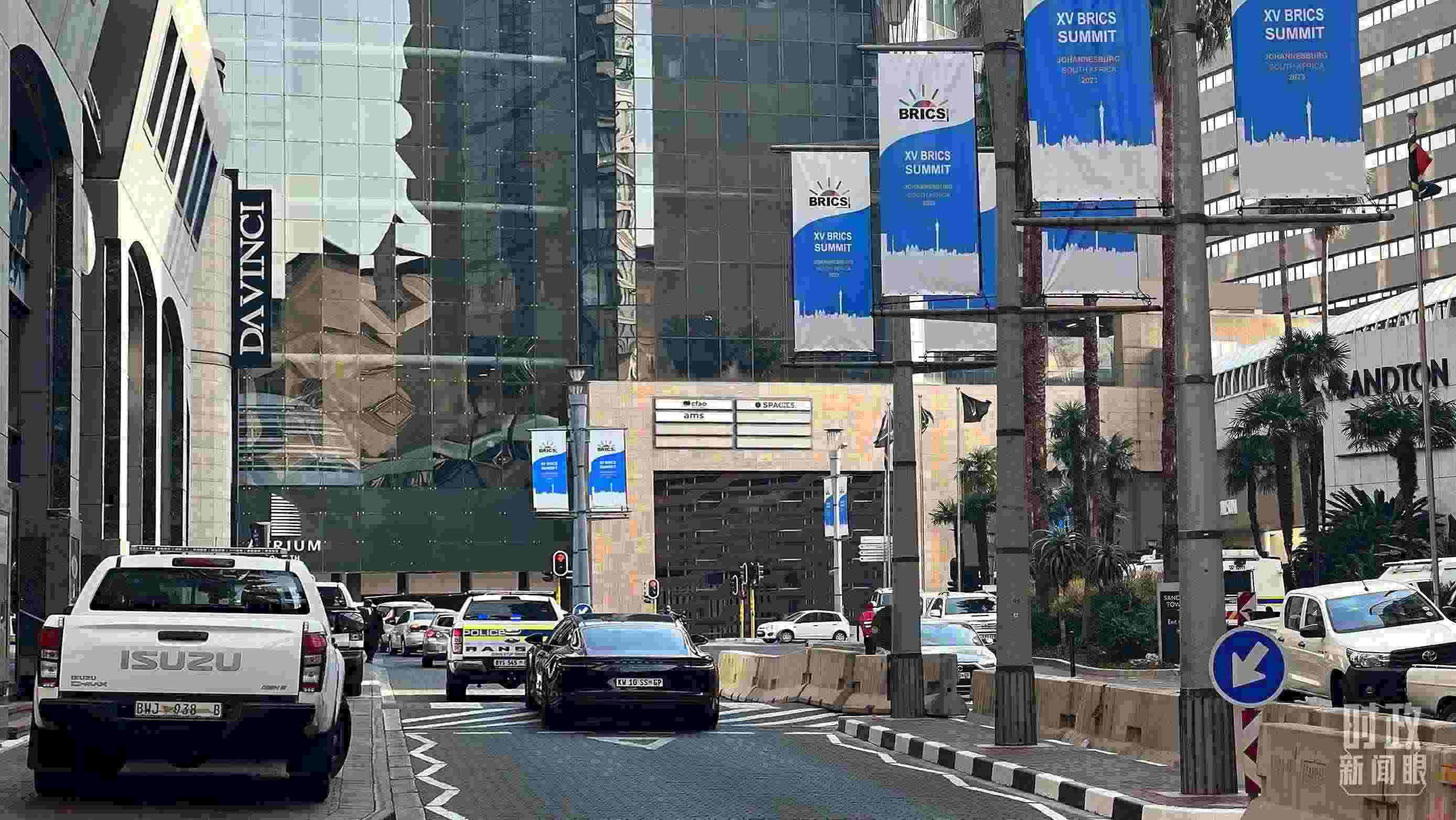 △約翰內(nèi)斯堡，街頭懸掛金磚峰會條幅。（總臺央視記者韓銳拍攝）