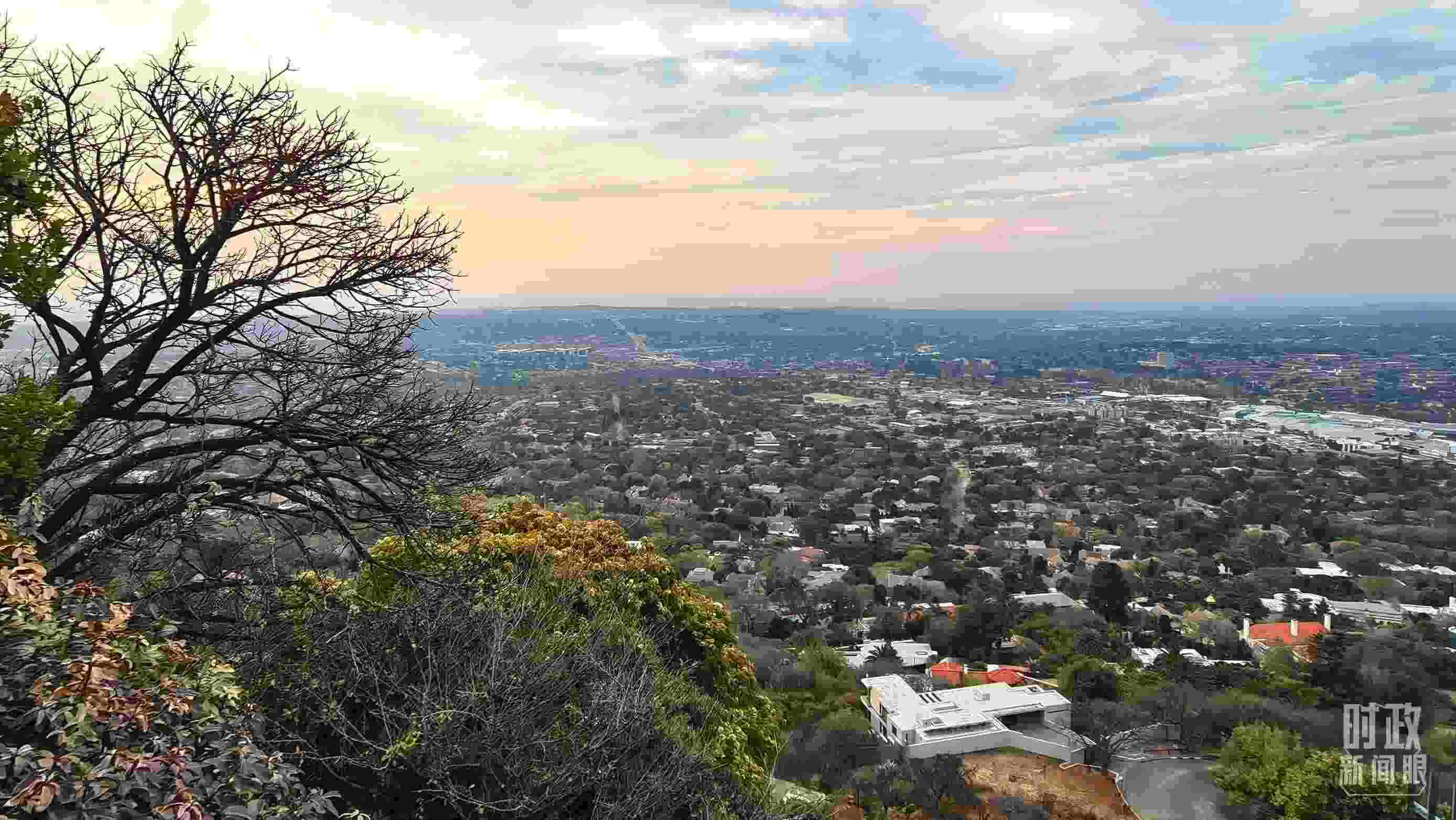 △ 俯瞰南非約翰內(nèi)斯堡。（總臺央視記者韓銳拍攝）