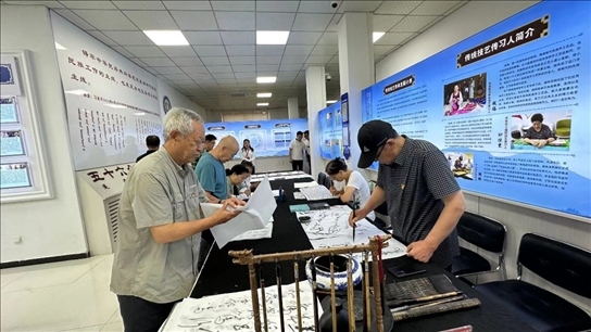 臨潢家園社區(qū)居民在書法練習(xí)室練習(xí)書法。人民網(wǎng)記者 金洪花攝