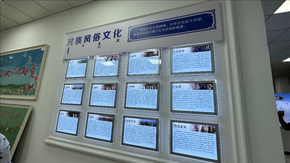 社區(qū)服務(wù)中心內(nèi)民族風(fēng)俗文化墻。人民網(wǎng)記者 金洪花攝