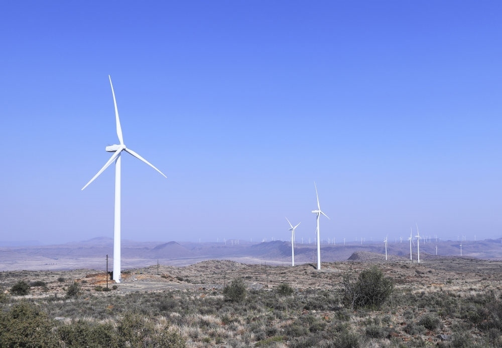 這是在南非北開普省德阿鎮(zhèn)拍攝的德阿風(fēng)電項(xiàng)目風(fēng)機(jī)（2023年8月10日攝）。由中國龍?jiān)措娏瘓F(tuán)南非公司運(yùn)營的德阿風(fēng)電項(xiàng)目每年發(fā)電量超過7.5億千瓦時(shí)，相當(dāng)于節(jié)約20多萬噸標(biāo)準(zhǔn)煤，減排二氧化碳約70萬噸。