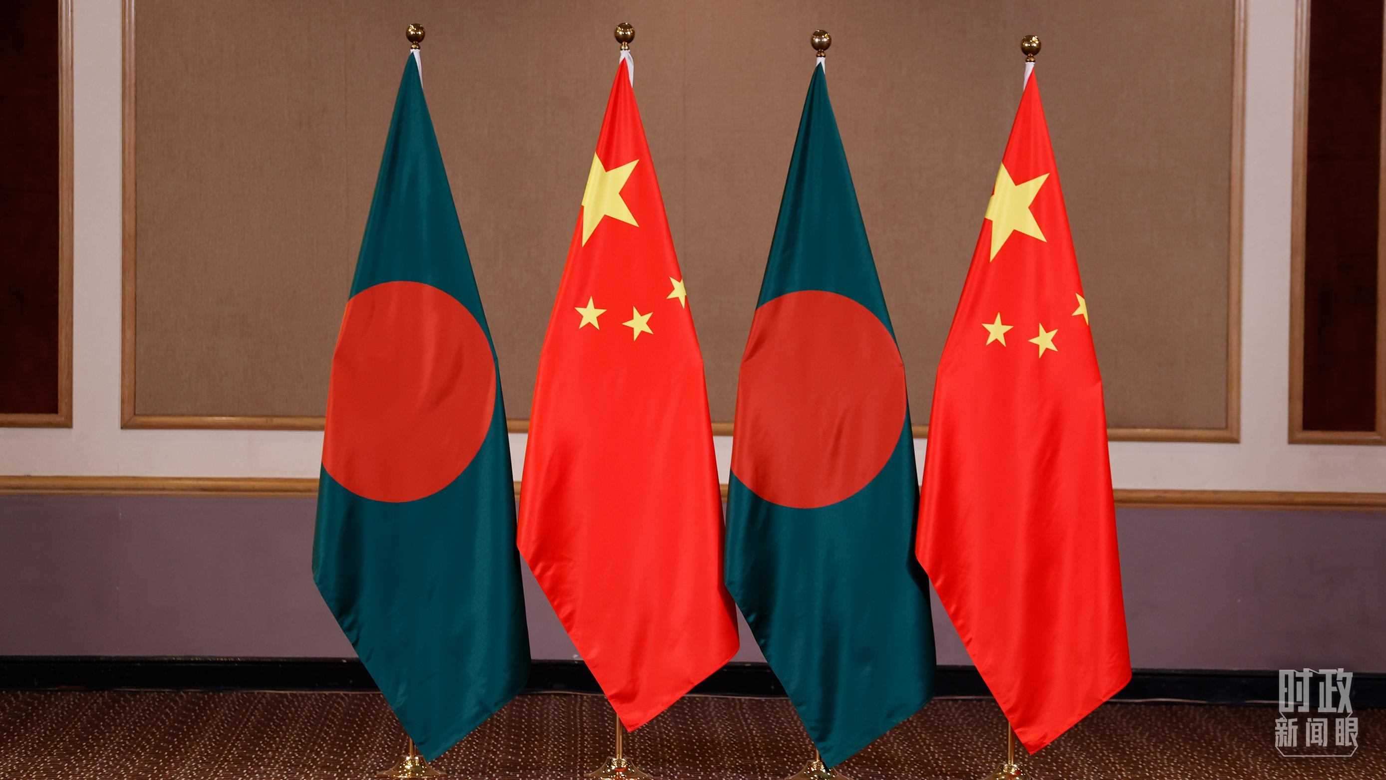 △會見現(xiàn)場的中孟兩國國旗。（總臺央視記者耿小龍拍攝）