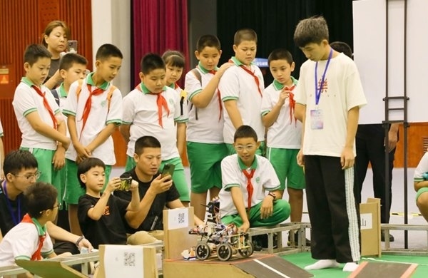 青少年學(xué)生現(xiàn)場觀看比賽。北京工商大學(xué)供圖