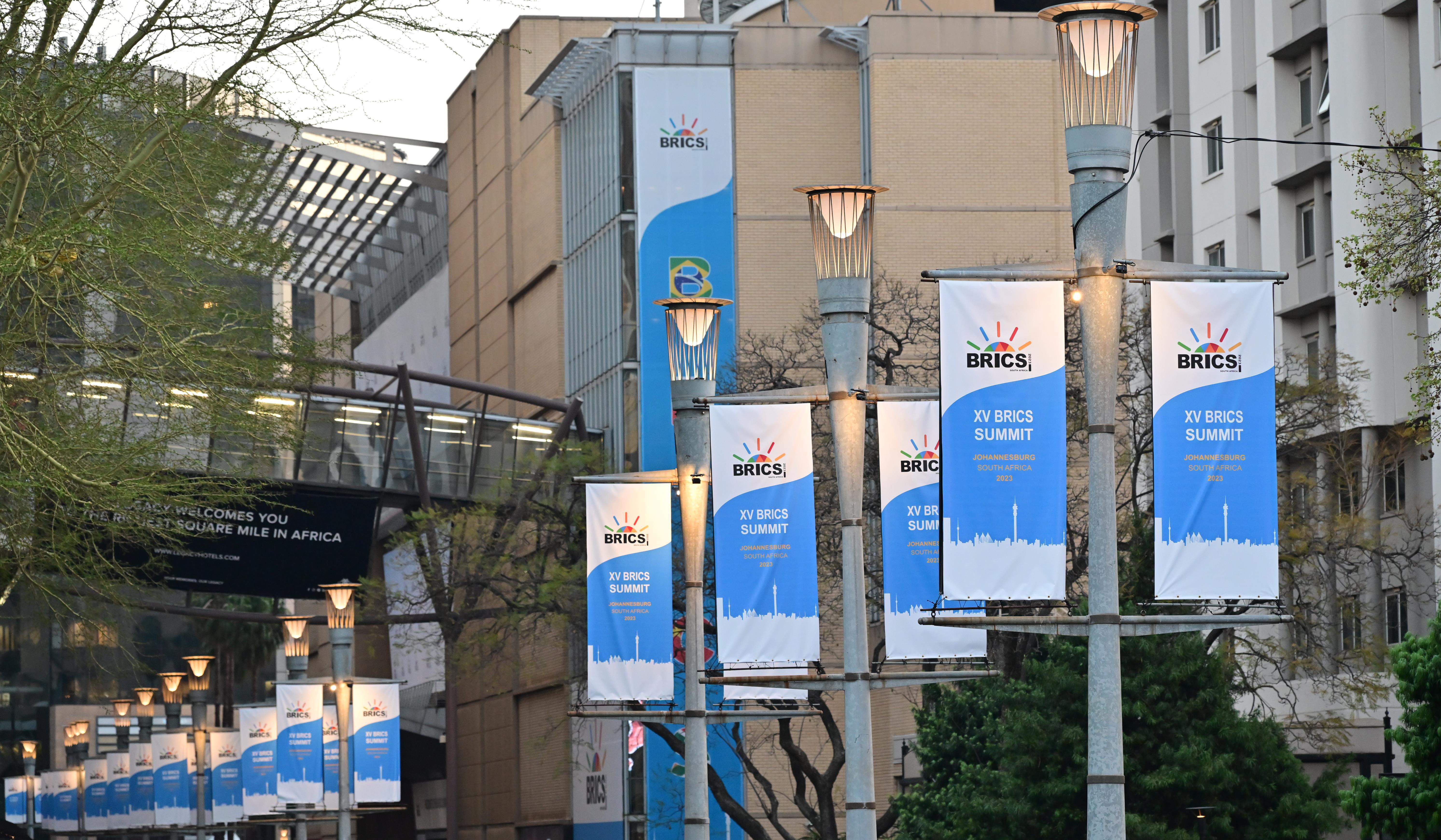 南非約翰內(nèi)斯堡街頭懸掛的金磚峰會(huì)視覺海報(bào)