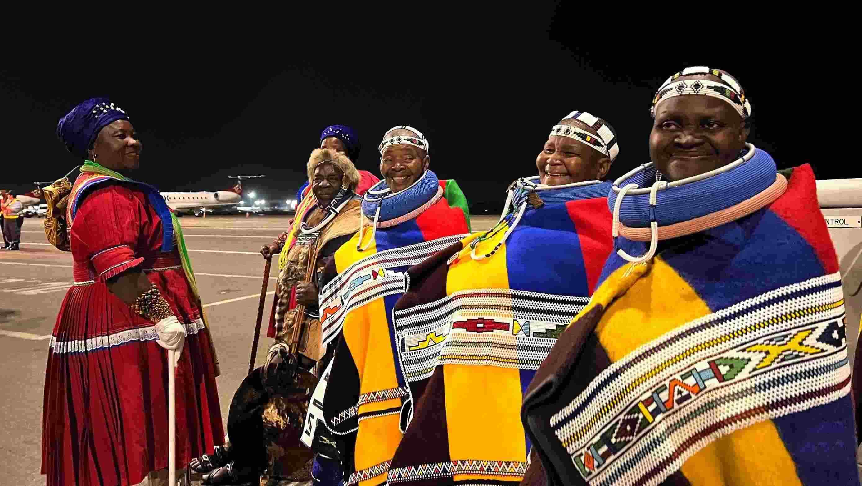 當(dāng)?shù)貢r(shí)間2023年8月21日晚，習(xí)近平主席乘坐的專機(jī)抵達(dá)南非約翰內(nèi)斯堡坦博國際機(jī)場，這是身穿民族服飾迎接的當(dāng)?shù)厝罕姟? width=