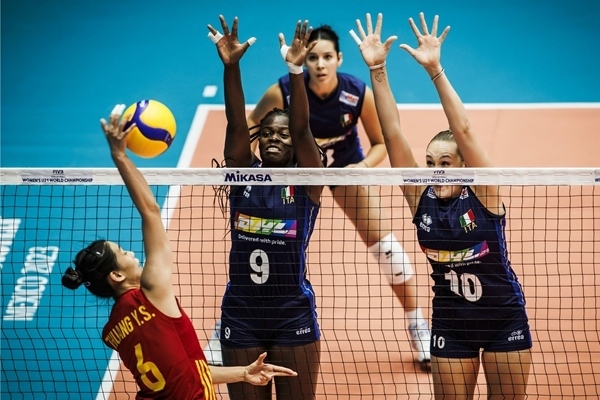 中國隊球員莊宇珊(左)在比賽中。圖片來源：國際排聯(lián)