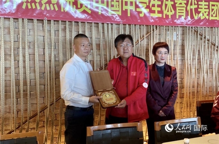 巴西中國和平統(tǒng)一促進(jìn)會會長王俊曉向中國中學(xué)生體育代表團(tuán)團(tuán)長劉立新贈送紀(jì)念品。人民網(wǎng)記者 宋亦然攝