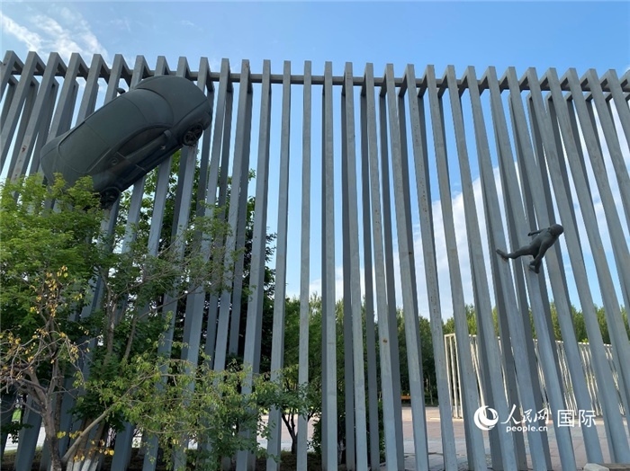 長春國際汽車公園中的立體雕塑。人民網(wǎng) 宋歌攝